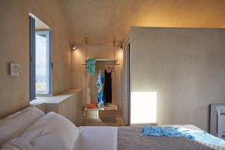 A cozy bedroom featuring a bed a closet and a window allowing natural light to enter the space hu 6124fa7835e251e4.jpg