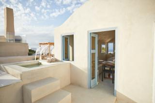 A cozy house featuring a hot tub on the balcony surrounded by a serene outdoor setting hu 806a7cca06c37bf4.jpg