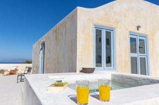 With jacuzzi and private patio hu 52be7d47b36d3e65.jpg